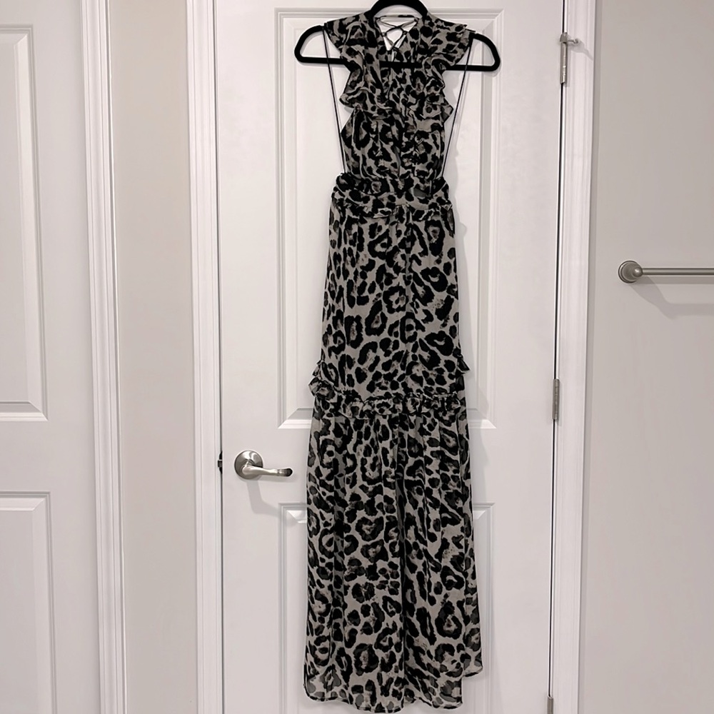 Gorgeous criss cross back maxi dress perfect for date night!